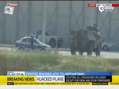 现场：埃及遭劫持客机乘客被释放 走下飞机