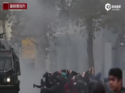 实拍学生抗议智利教育改革 催泪弹横飞场面混乱