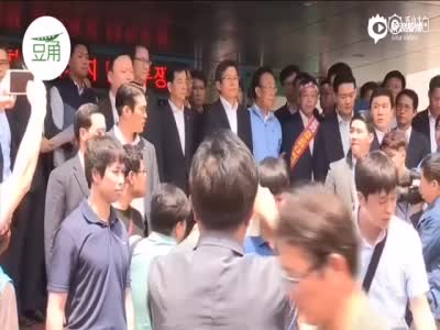 现场：韩民众抗议部署萨德 国务总理被扔鸡蛋