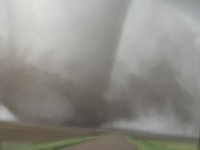 行车记录仪视频：龙卷风眼前扫过恐怖画面