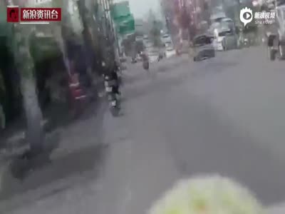 实拍泰国男子骑电动车时睡着撞上行人