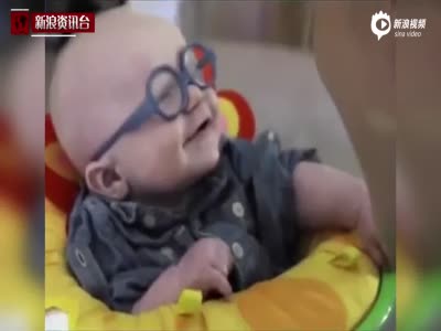 男婴患怪病视力受损 首次看见母亲动人微笑