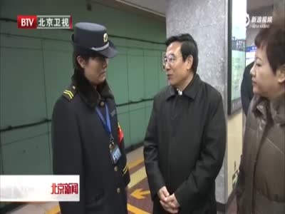 现场:北京市长雾霾天查限行 和交警拦下违规车