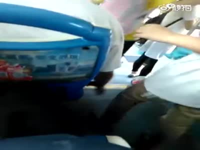 网爆福州男子公交车上摸小学生大腿