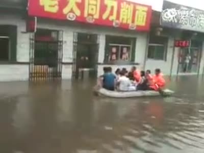 网友上传太原暴雨积水视频 学生划船上课