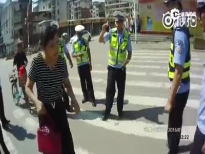 漳州一女公职人员暴力抗法 2次踢飞执法记录仪