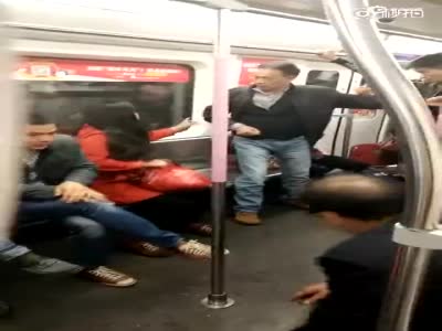 大妈地铁上用行李占座惹恼老人 双方对骂互殴