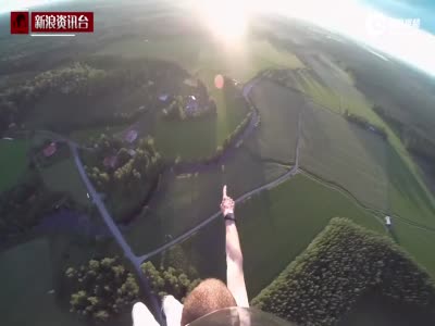 狂人4千米高空无降落伞赤身跳下 半空抓住同伴