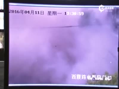 监拍上海三层楼房倒塌瞬间 烟土漫天