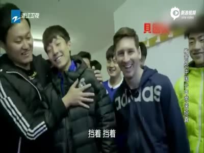 中国小球员和梅西握手不起身遭批
