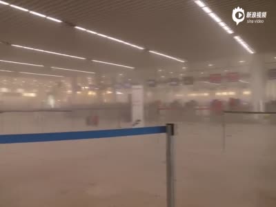 实拍比利时机场爆炸后 浓烟密布民众惊慌趴地