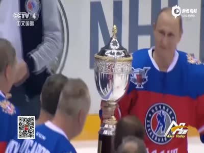 现场:普京在冰球比赛中摔倒 微笑化解尴尬