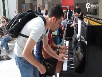 巴黎火车站暖心一幕：陌生人默契联弹钢琴曲