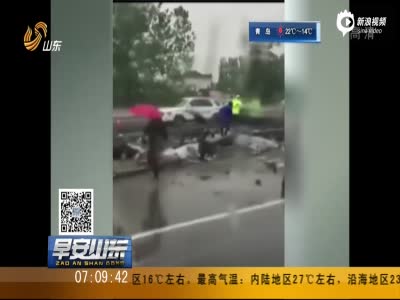 监控:大客车旋转侧翻 撞毁护栏多人被甩出窗外