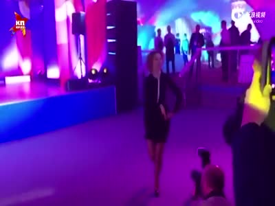 现场：俄美女发言人踩12厘米高跟鞋大秀热舞