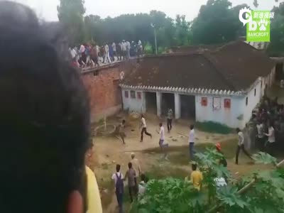 印度豹子闯入村庄疯狂袭击 数十村民被扑倒咬伤