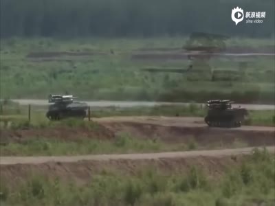 俄军无人战车测试导弹发射 弹体直接掉跟前