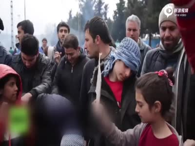 实拍难民携孩子卧轨 抗议马其顿关闭边境