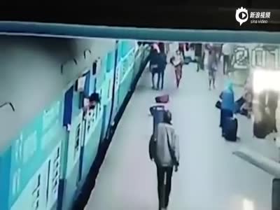 印度女子火车未停稳时急下车 被拖至轨道遭碾压