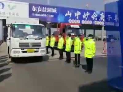 平安归来！上海支援湖北医疗队首批返沪人员开始陆续抵沪