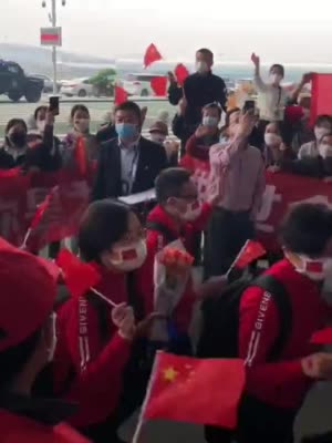 武汉市民含泪拥抱送别上海医护人员