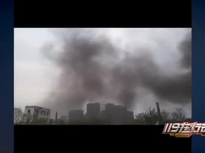 安徽蚌埠：废品收购仓库突然起火 消防火速处置