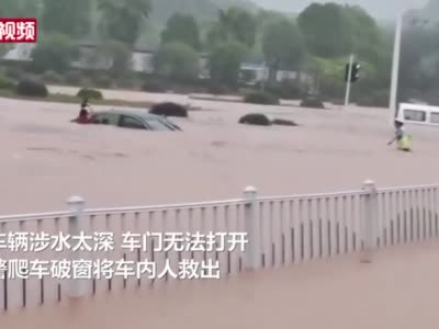 湖北宜昌暴雨致车辆被困 交警破窗救人