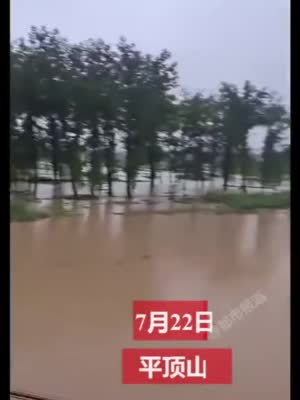 暴雨来袭！河南部分城市道路被淹 严重积水致群众被困