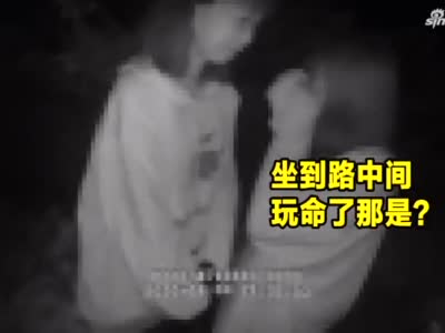 郑州16岁女孩失恋，蹲坐车流中痛哭， 交警：你出事他绝不会伤心