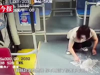 郑州公交车上一女士弄洒一碗粥 接下来的一幕令车长点赞