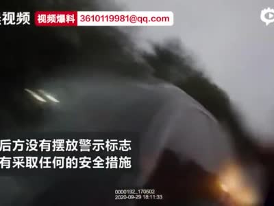 下雨天高速应急车道“遛狗”