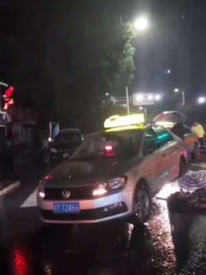 30秒 | 四川巴中：雨夜街头 路边一伤者被出租车碾压致死
