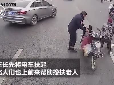 郑州老人骑车摔倒在地 多名路人一路小跑前来搀扶