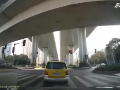 上海一残疾车抢跑被出租车撞翻:全责并赔偿出租车损失