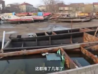 武汉东湖边现废弃游船“坟场”，看守者：有船已放五六年