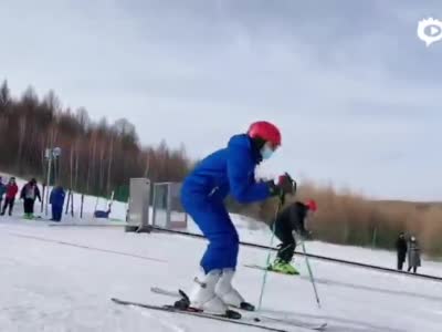 滑雪竞技开赛了