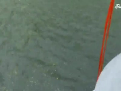 危险！郑州一男孩滑入西流湖被成功救出