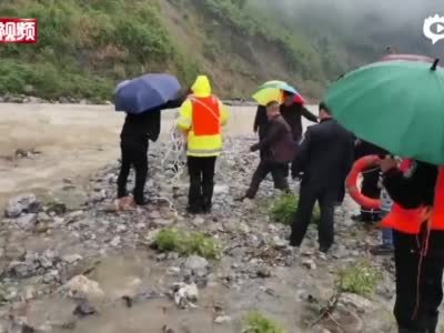 河水暴涨司机被困河中 湖北民警坐挖机施救