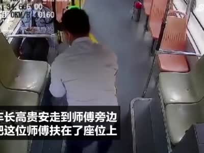 郑州农民工乘公交车故意坐地上 被一把拉起场面感人