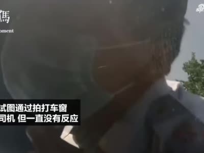 郑州私家车停在快车道一动不动 众人看到车里情景立马报警