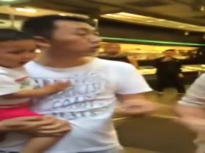 还原大陆小孩在香港街头小便冲突现场