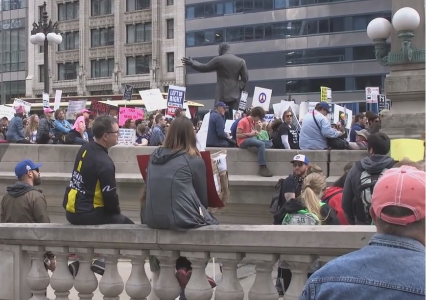 美国总统日芝加哥百人抗议川普：不是我总统
