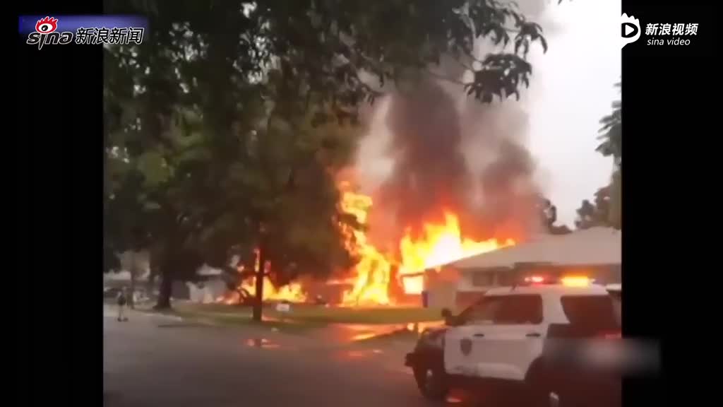 实拍：加州飞机坠落民宅 房屋被大火吞没