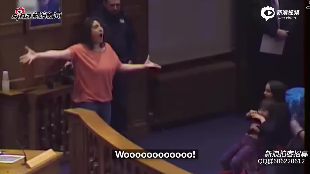 美国一法庭推艺术秀 女子法庭中央上演尬舞表演