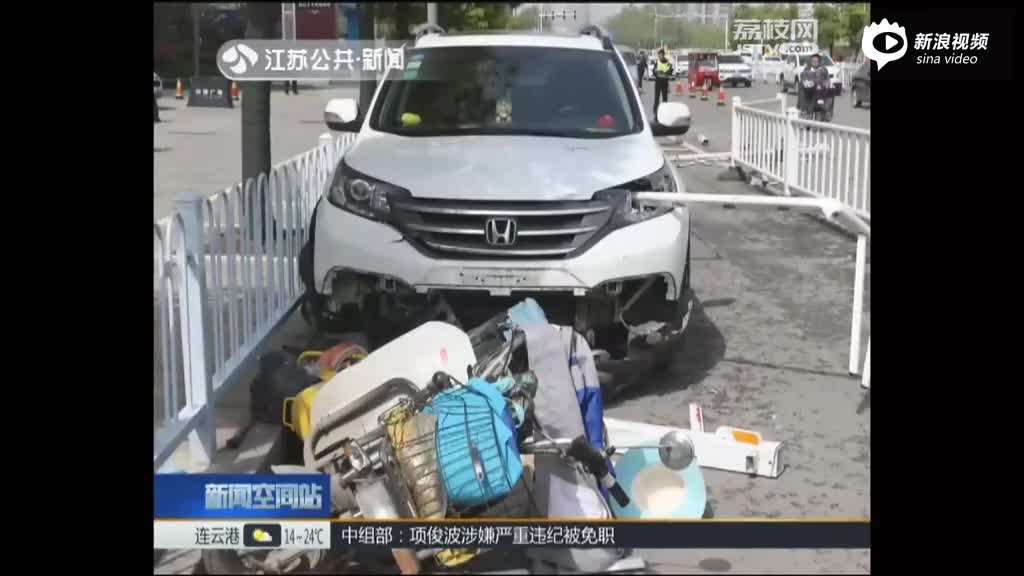 监控：司机打盹轿车失控 撞护栏后又撞两人
