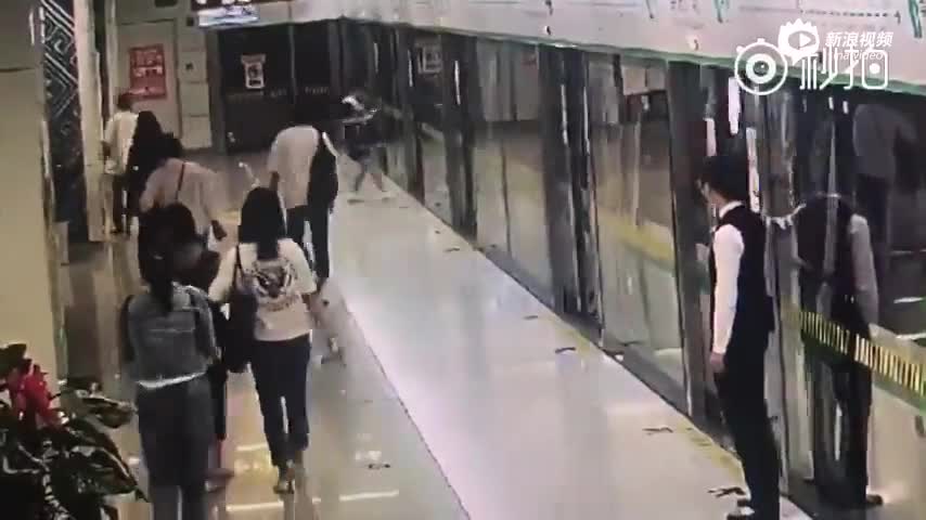 监控：女乘客掰开地铁屏蔽门强行上车