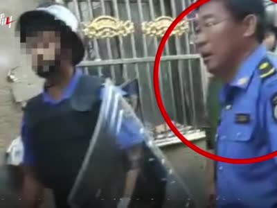 乡镇副书记被拍下强拆现场抬走老人 本人回应：是“P图”