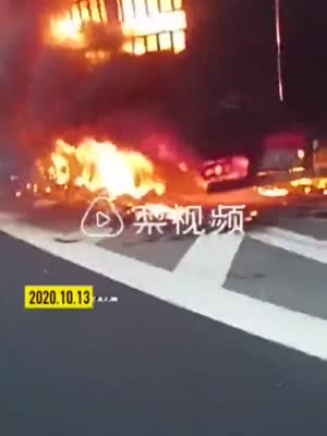 2600件老干妈高速上被烧毁：损失超30万，无人员伤亡