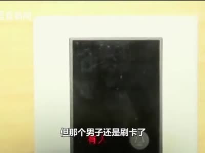 女子裹着浴巾从酒店洗手间出来，房门突然被陌生男子刷开了...