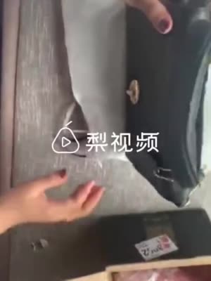 男子京东买蔻驰包发现划痕磨损明显 客服：退货补200元